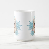 Witte Duitse herder die in de Snowflakes ligt Koffiemok (Center)