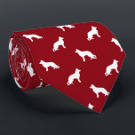 Witte Duitse herder hond silhouetten patroon rood Stropdas<br><div class="desc">Deze originele Duitse herdershonden patroon stropdas maakt een geweldig cadeau voor hondenvaders! Verkrijgbaar in verschillende kleuren, dit coole K9-stropdas maakt een statement voor iedereen die van GSD's houdt. Een geweldige cadeau voor de man die een stropdas draagt voor zaken, of voor speciale evenementen zoals vakantieprogramma's, AKC-shows en bruiloften. Een geweldig...</div>