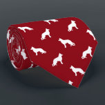 Witte Duitse herder hond silhouetten patroon rood Stropdas<br><div class="desc">Deze originele Duitse herdershonden patroon stropdas maakt een geweldig cadeau voor hondenvaders! Verkrijgbaar in verschillende kleuren, dit coole K9-stropdas maakt een statement voor iedereen die van GSD's houdt. Een geweldige cadeau voor de man die een stropdas draagt voor zaken, of voor speciale evenementen zoals vakantieprogramma's, AKC-shows en bruiloften. Een geweldig...</div>