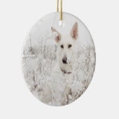 Witte Duitse herder in de sneeuw Keramisch Ornament (Rechts)