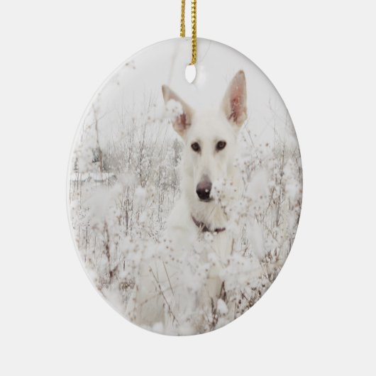Witte Duitse herder in de sneeuw Keramisch Ornament (Rechts)