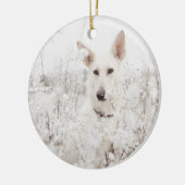 Witte Duitse herder in de sneeuw Keramisch Ornament (Links)
