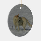 Witte Duitse herder in de sneeuw Keramisch Ornament (Rechts)