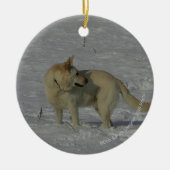 Witte Duitse herder in de sneeuw Keramisch Ornament (Voorkant)