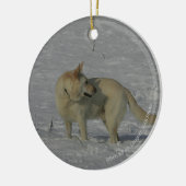 Witte Duitse herder in de sneeuw Keramisch Ornament (Links)