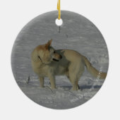 Witte Duitse herder in de sneeuw Keramisch Ornament (Achterkant)