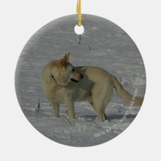 Witte Duitse herder in de sneeuw Keramisch Ornament (Achterkant)