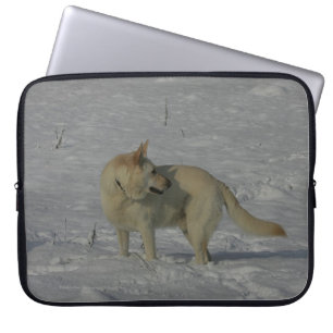 Witte Duitse herder in de sneeuw Laptop Sleeve