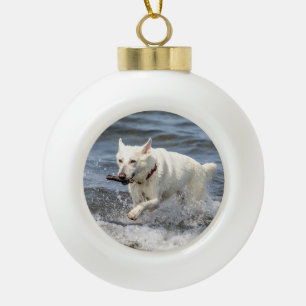 Witte Duitse Herder op Lake George Keramische Bal Ornament