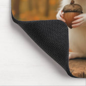 Witte eekhoorn die een eikel vasthoudt muismat (Hoek)