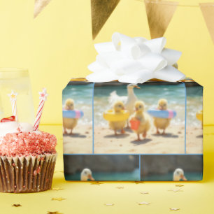 Witte eend met eendjes op het strand cadeaupapier