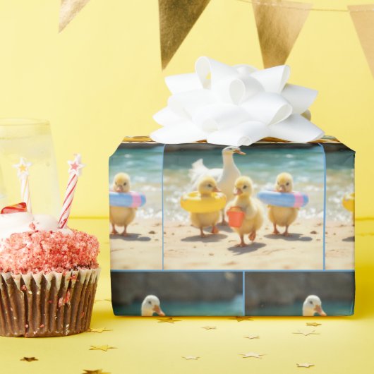 Witte eend met eendjes op het strand cadeaupapier (Verjaardagsfeest)