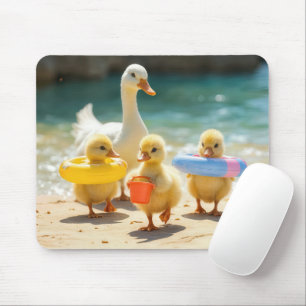 Witte eend met eendjes op het strand muismat