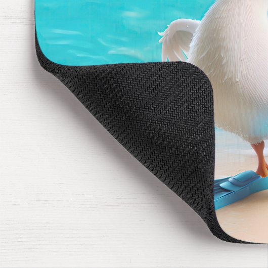 Witte eend met flippers op het strand muismat (Hoek)