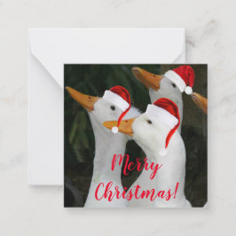 Witte eenden die rode kerstmannenhoeden dragen Hol Notitiekaartje