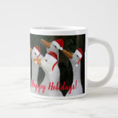 Witte eenden dragen rode kerstmutsen vakantie grote koffiekop (Rechts)
