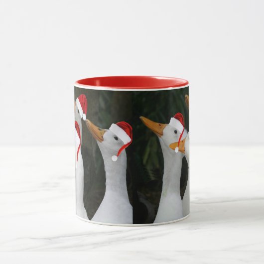 Witte eenden dragen rode kerstmutsen vakantie mok (Midden)