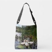 Witte eenden, lendenkussens, cattails, meeroever crossbody tas (Voorkant)