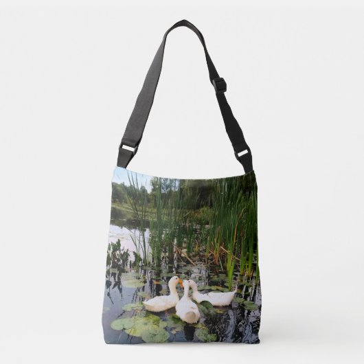 Witte eenden, lendenkussens, cattails, meeroever crossbody tas (Voorkant)
