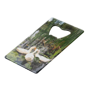 Witte eenden, waterlelies, lisdodde, oever creditkaart flessenopener