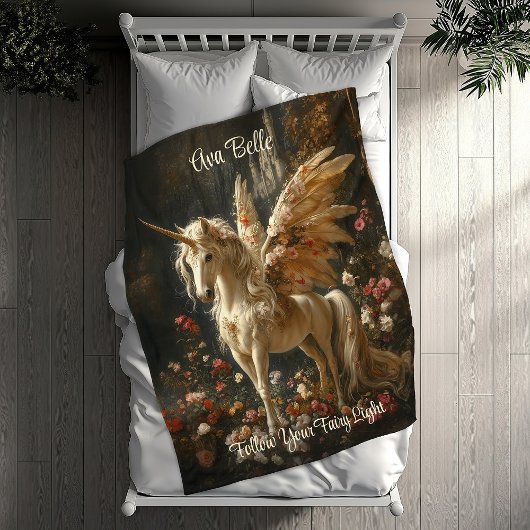 Witte eenhoorn met vleugels in een bloemenbos fleece deken