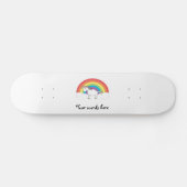Witte eenhoorn op regenboog en wolken skateboard (Horizontaal)