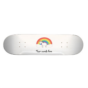 Witte eenhoorn op regenboog en wolken skateboard