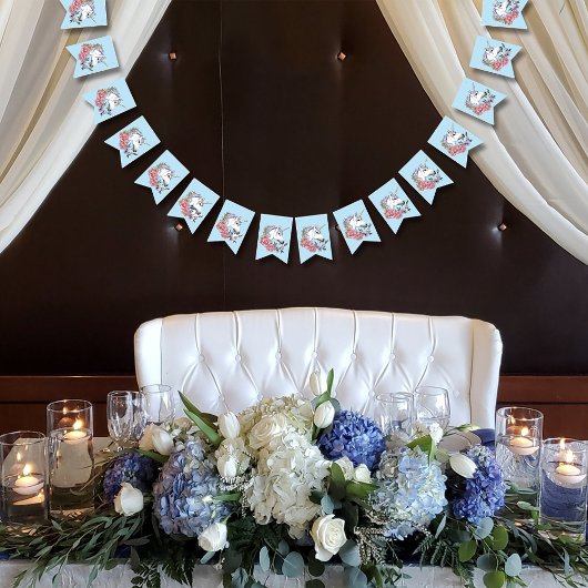 Witte eenhoorn roze bloemen blauw vlaggetjes