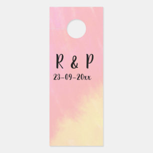 witte eenvoudige minimale tekst stijl trouwen roze deurhanger