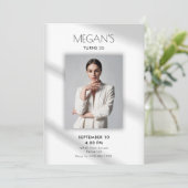 Witte eenvoudige moderne elegante foto verjaardag kaart (Staand voorkant)