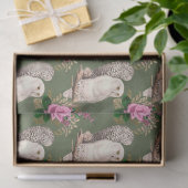 Witte eigenaar en roze rozen op groene ontkoppelin tissuepapier (Geschenk)