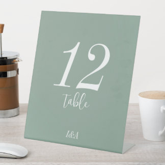 Witte Elegante Kalligrafie Nummers op Saliegroen Reclamebord Met Voetstuk