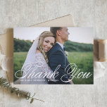 Witte elegante kalligrafie trouwfoto bedankkaart<br><div class="desc">Stuur bedankt naar familie en vrienden om deel uit te maken van uw speciale dag met deze aanpasbare bedankkaart. Het beschikt over een elegante kalligrafie en klassieke typografie. U kunt deze elegante bruiloft bedankkaart personaliseren door uw gegevens toe te voegen. Deze foto bruiloft bedankkaart is verkrijgbaar in andere kleuren en...</div>