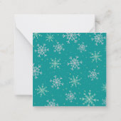 Witte en aquablauwe sneeuwvlokken op een turquoise notitiekaartje (Achterkant)