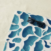 Witte en blauwe Abstracte bladeren | Kustdoornhand Strandlaken (In situ)