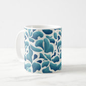 Witte en blauwe Abstracte bladeren | Kustpatroon Koffiemok (Voorkant links)
