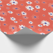 Witte en blauwe daisy bloemen op rood cadeaupapier (Hoek)