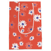Witte en blauwe daisy bloemen op rood medium cadeauzakje (Achterkant)