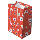 Witte en blauwe daisy bloemen op rood medium cadeauzakje (Achterkant Gekanteld)