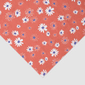 Witte en blauwe daisy bloemen op rood tissuepapier (Detail)