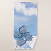 Witte en blauwe handheld windmolen onder troebele  badhanddoek (Badhanddoek)