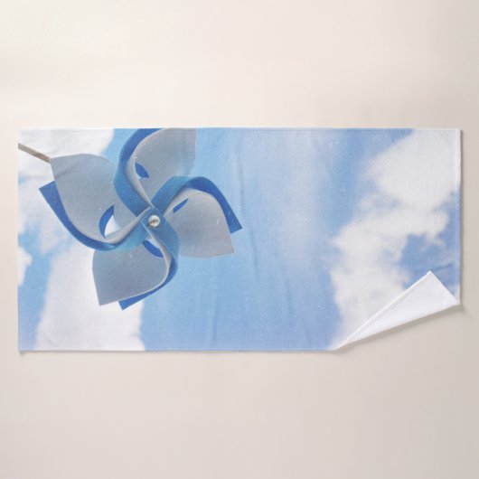 Witte en blauwe handheld windmolen onder troebele  badhanddoek (Badhanddoek)