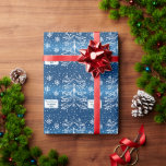 Witte en blauwe kerstboom monogrammed cadeaupapier<br><div class="desc">Moderne witte kerstboom met sneeuw,  sneeuwvlokken.</div>