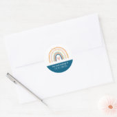 Witte en blauwe regenboog kindernaam ronde sticker (Envelop)
