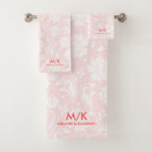 Witte en bleek roze bloemdamast | monogram bad handdoek (Insitu)