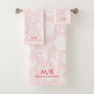 Witte en bleek roze bloemdamast   monogram bad handdoek