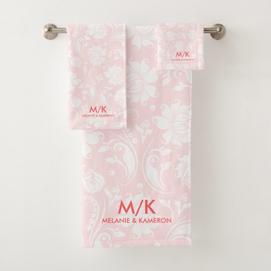 Witte en bleek roze bloemdamast | monogram bad handdoek (Insitu)