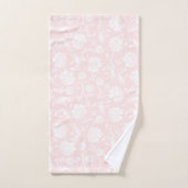 Witte en bleek roze bloemdamast | monogram bad handdoek (Handdoek)