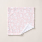 Witte en bleek roze bloemdamast | monogram bad handdoek (Wasdoekje)