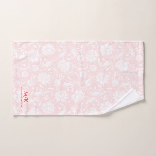 Witte en bleek roze bloemdamast | monogram bad handdoek (Handdoek)